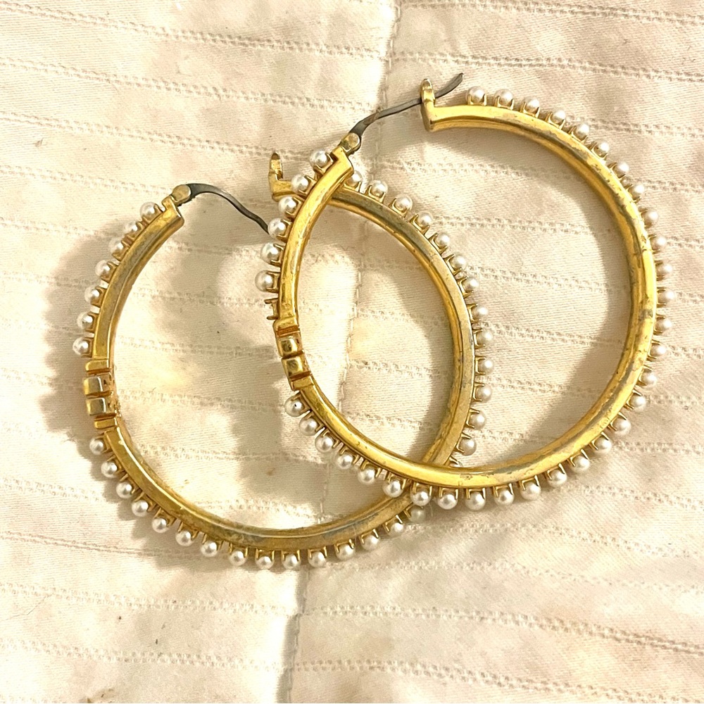 Tory Burch- Britten Pearl Hoop Earrings set in Gold. EUC. - Picture 2 of 5